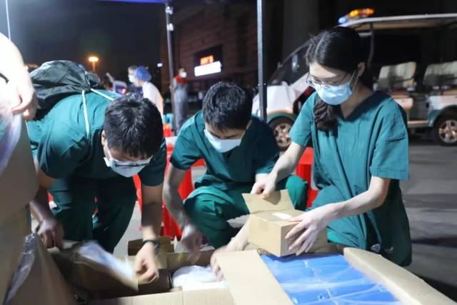 增援荔湾!广州医科大学附属肿瘤医院185名医护人员上门为群众进行核酸检测