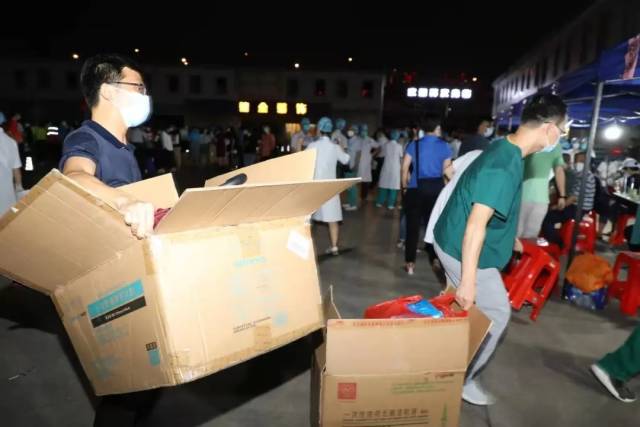 增援荔湾!广州医科大学附属肿瘤医院185名医护人员上门为群众进行核酸检测