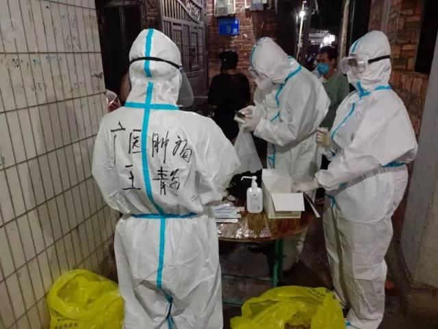 增援荔湾!广州医科大学附属肿瘤医院185名医护人员上门为群众进行核酸检测