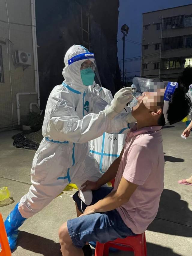 增援荔湾!广州医科大学附属肿瘤医院185名医护人员上门为群众进行核酸检测