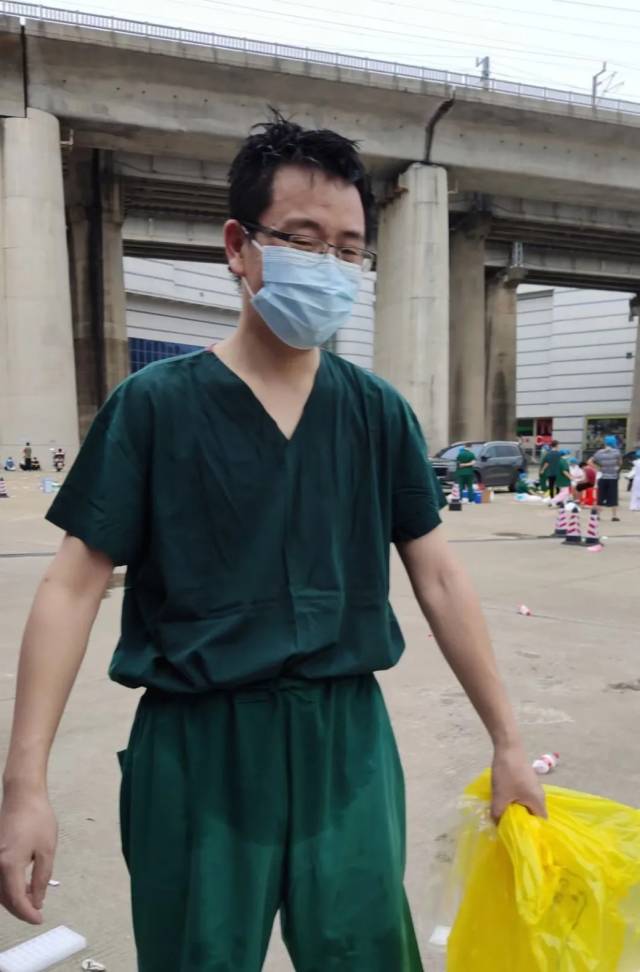 增援荔湾!广州医科大学附属肿瘤医院185名医护人员上门为群众进行核酸检测
